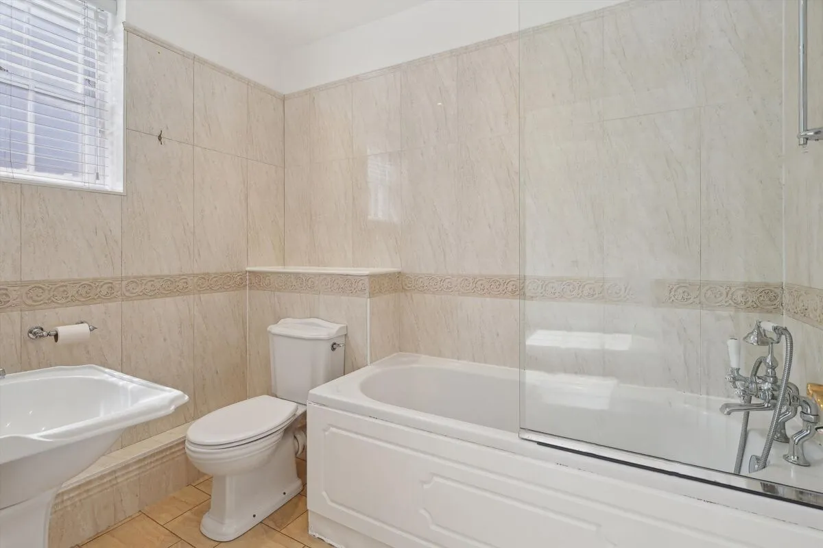 High Street, Esher, KT10, photo 9