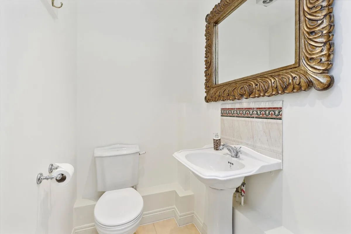 High Street, Esher, KT10, photo 7