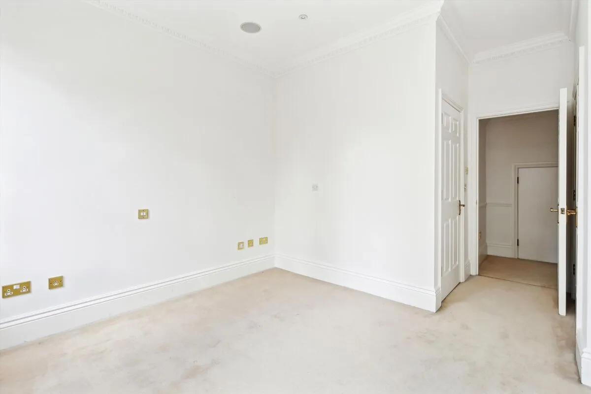 High Street, Esher, KT10, photo 6