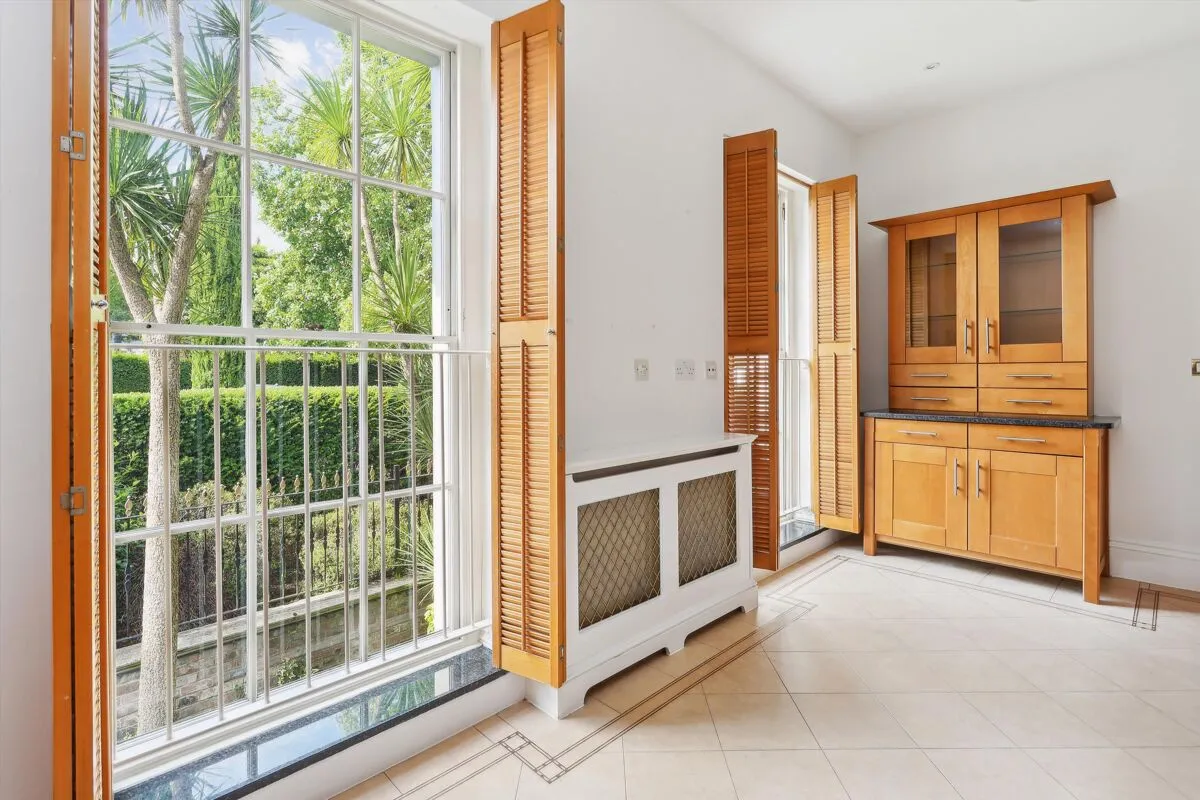 High Street, Esher, KT10, photo 3
