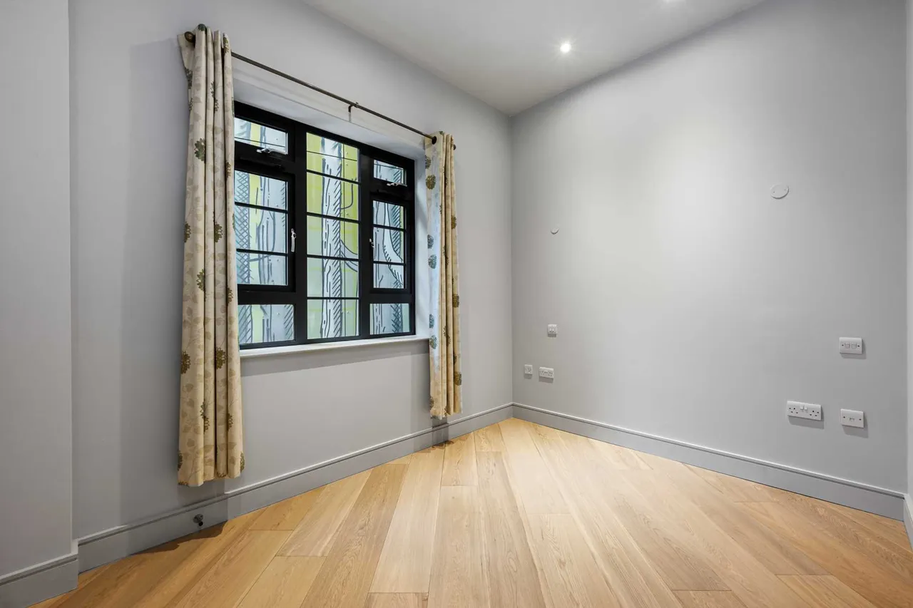 Market Place, Brentford, TW8, photo 5