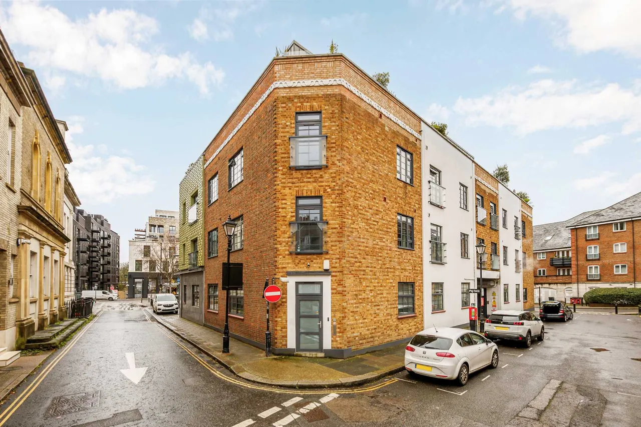 Market Place, Brentford, TW8, photo 11