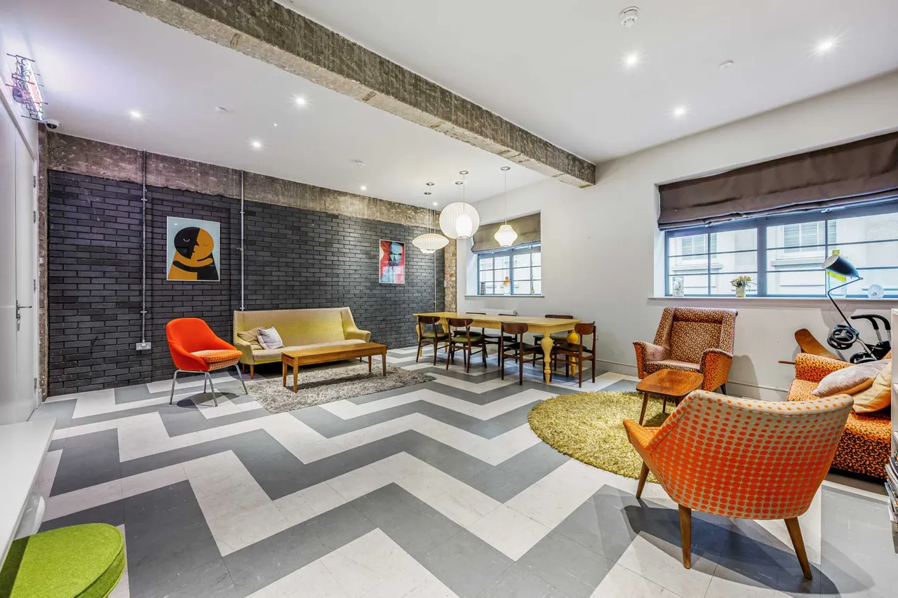 Market Place, Brentford, TW8, photo 9