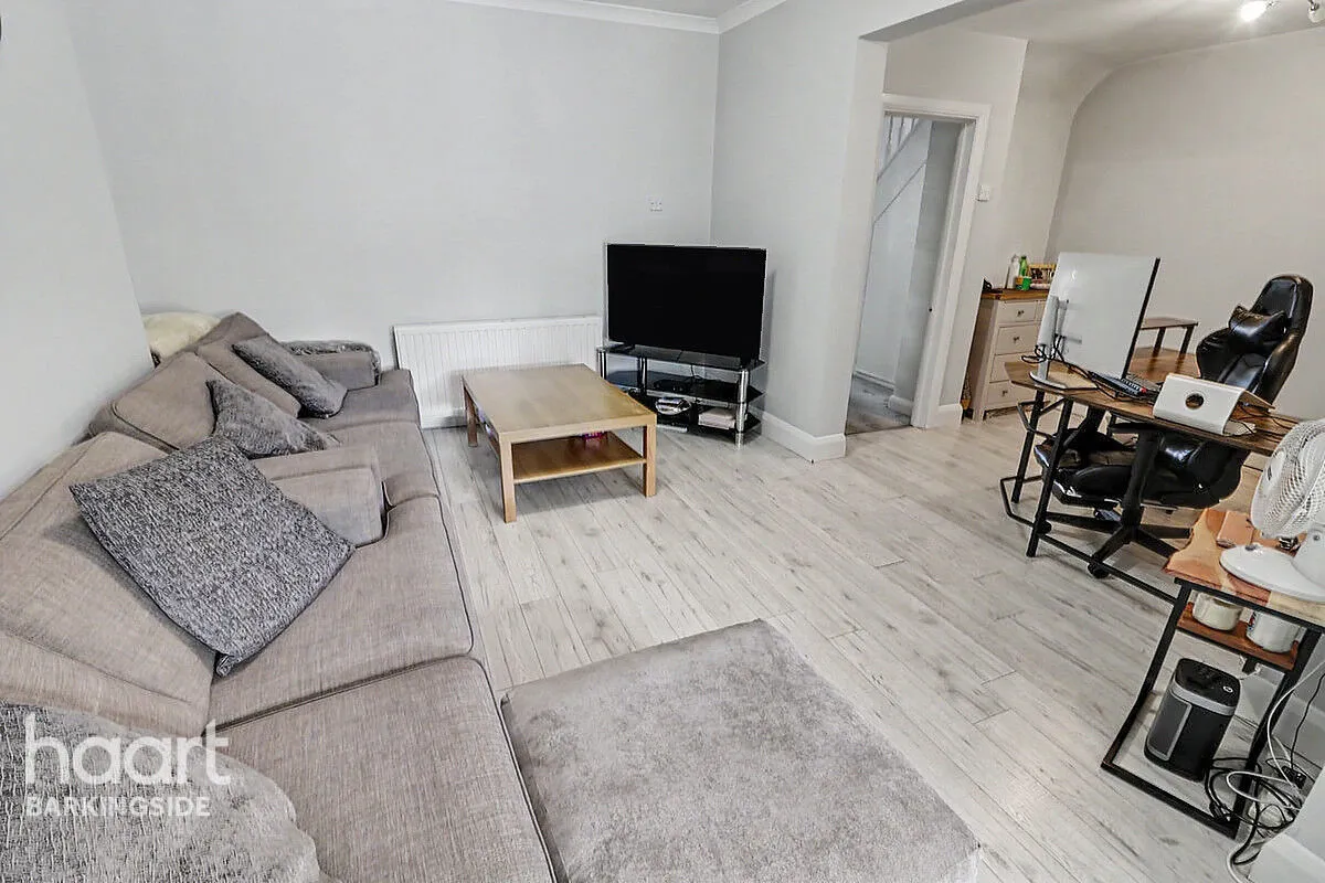 Oakleafe Gardens, Barkingside, IG6, photo 3