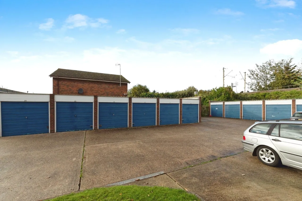 Thorpe Hall Avenue, Southend-on-Sea, Essex, SS1, photo 2