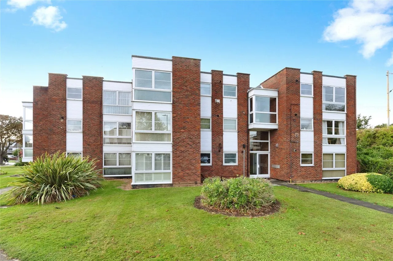 2 bed flat for sale — Thorpe Hall Avenue, Southend-on-Sea, Essex, SS1