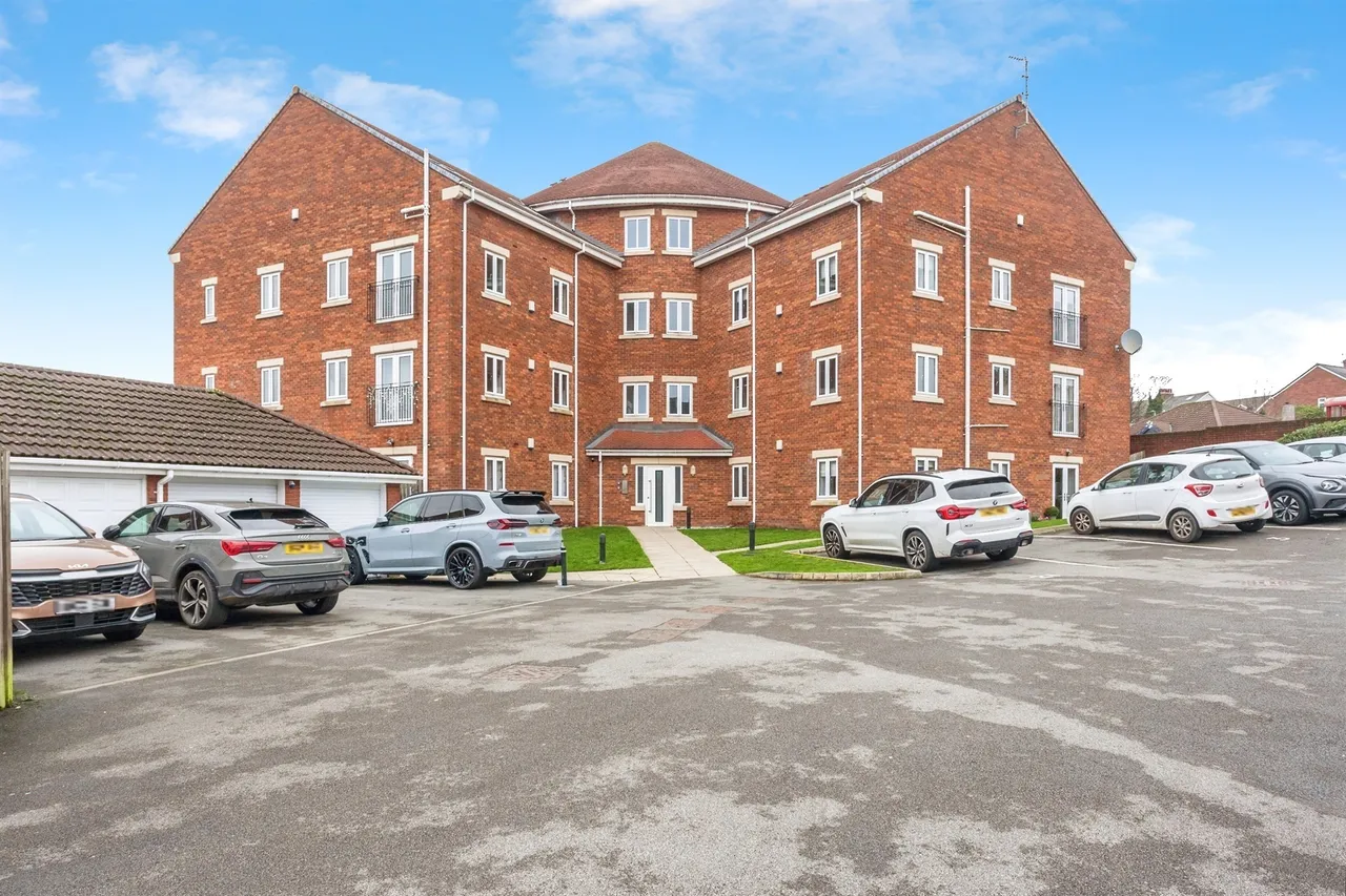 1 bed flat for sale — Kingsway Gardens, Ossett