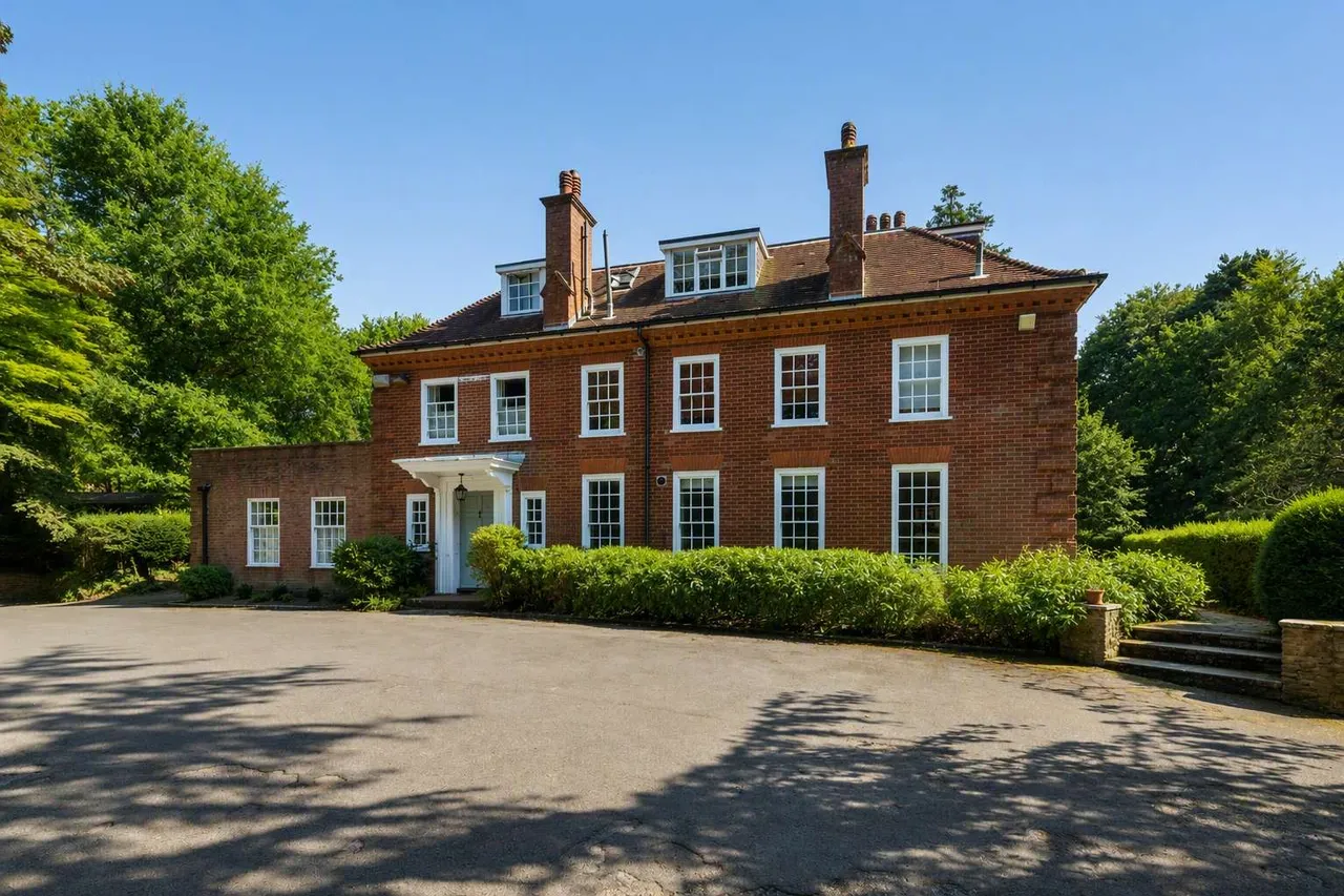 2 bed flat for sale — Farnham Lane, Haslemere, Surrey, GU27 1HE