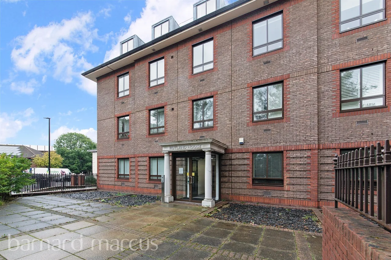 1 bed flat for sale, South Street, Epsom, KT18