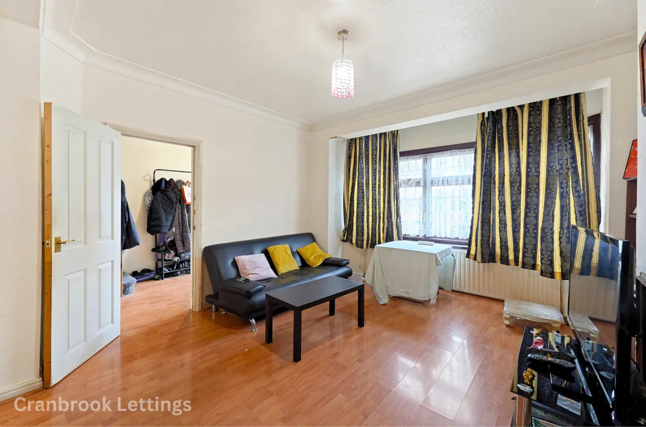 Springfield Drive, IG2, photo 3