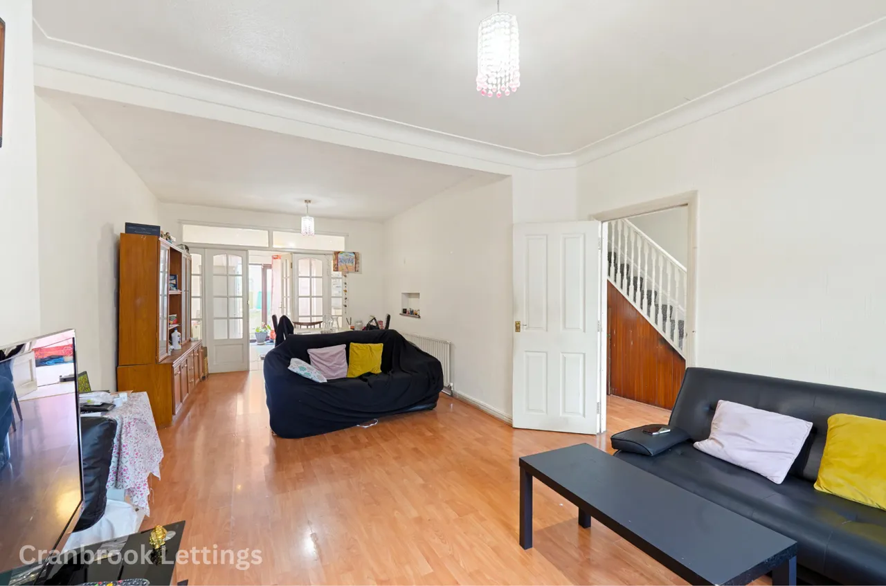 Springfield Drive, IG2, photo 2