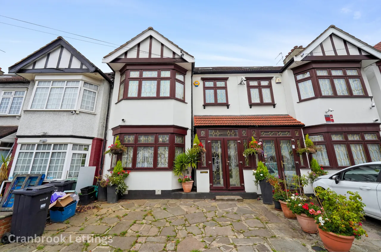 5 bed house for sale — Springfield Drive, IG2