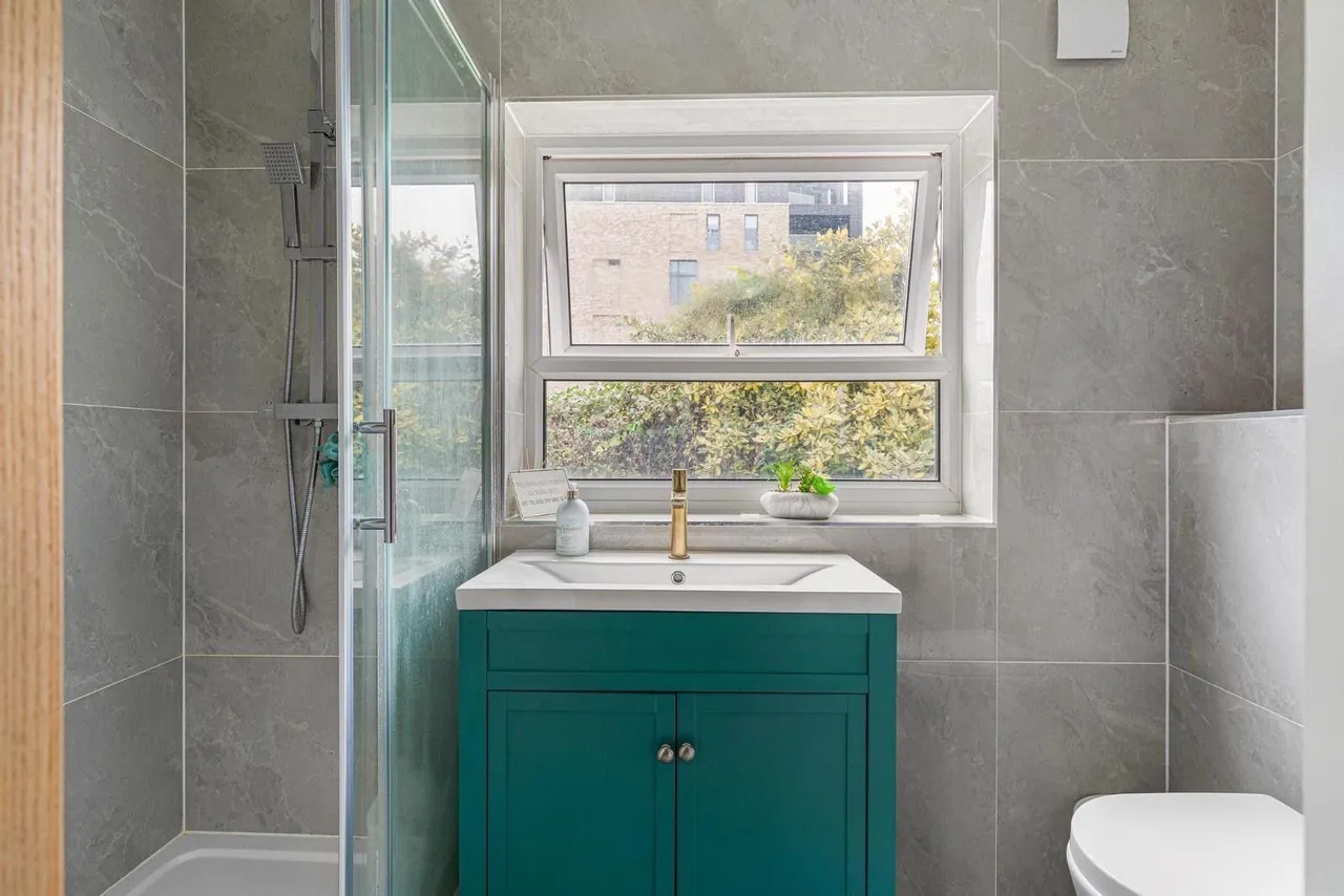 Room 3, 32 Burnthwaite Road, London, photo 6