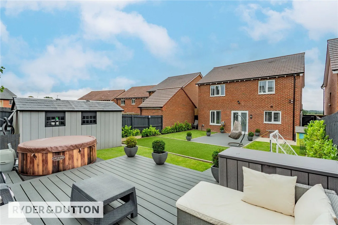 Textile Close, East Hollinsfield, M24, photo 3