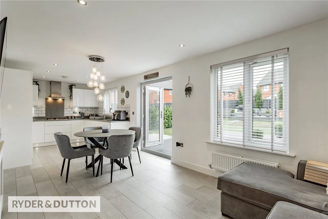 Textile Close, East Hollinsfield, M24, photo 9
