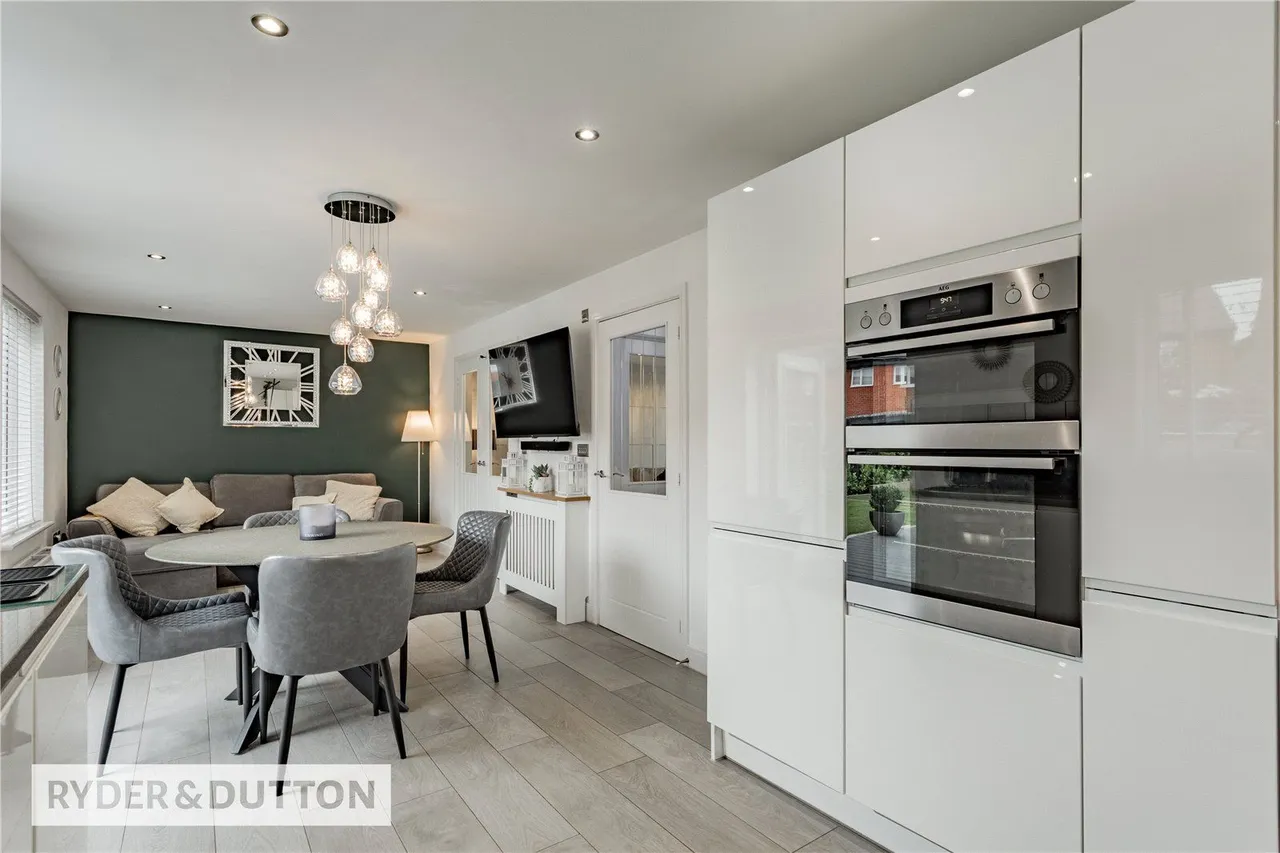 Textile Close, East Hollinsfield, M24, photo 11