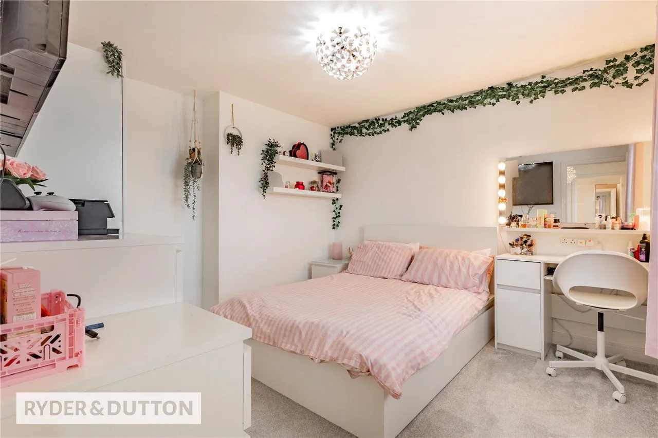 Textile Close, East Hollinsfield, M24, photo 16