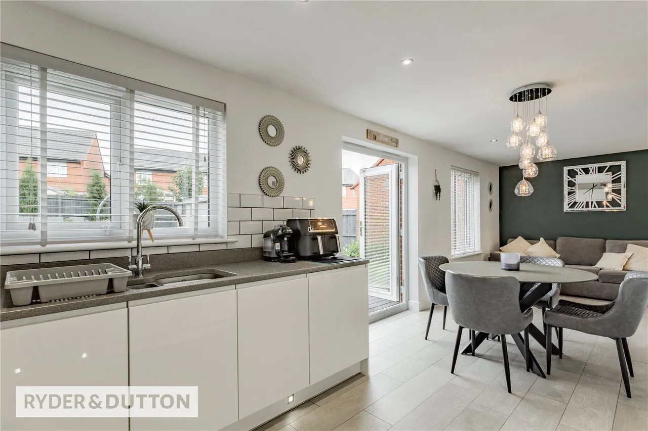 Textile Close, East Hollinsfield, M24, photo 10