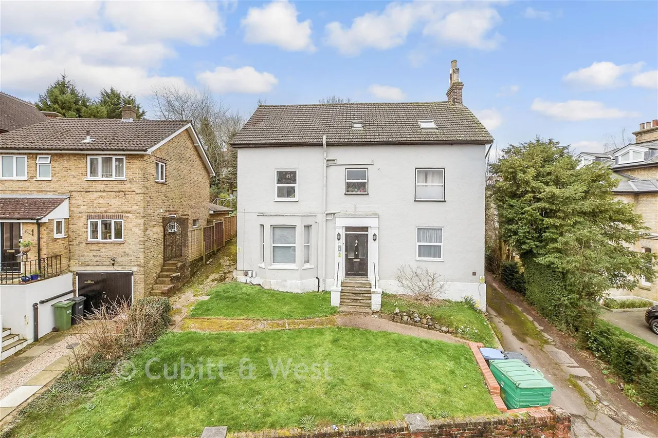 1 bed flat for sale, Grovehill Road, Redhill, RH1