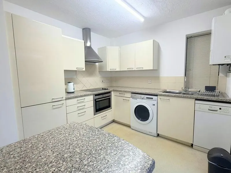 Broadway Avenue, Giffard Park, Milton Keynes, Buckinghamshire, MK14 5QJ, photo 2