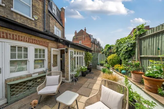 2 bed flat for sale, Glenloch Road, London, NW3