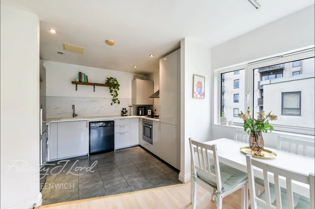 3 bed flat for sale, Little Cottage Place, London, SE10