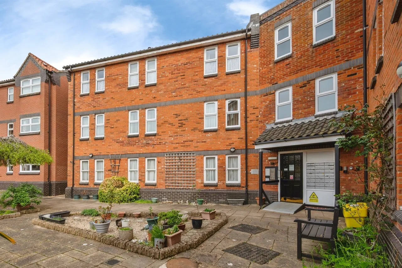 2 bed flat for sale, Cromer Road, North Walsham, NR28