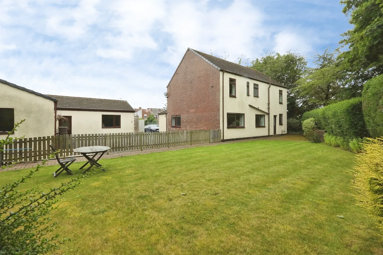 4 bed house for sale — Edward Street, Dinnington, Sheffield