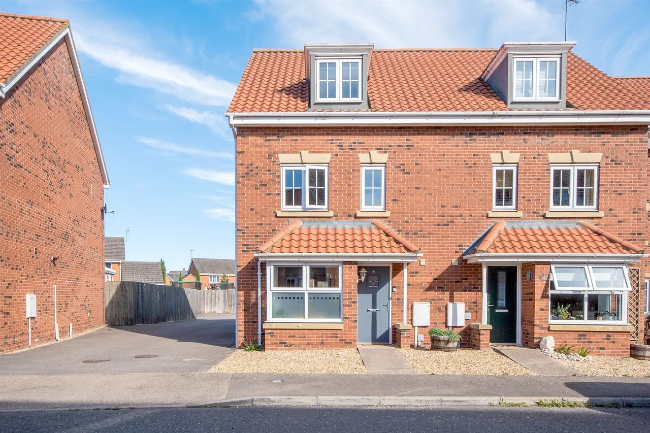 4 bed house for sale, Rosebay Road, Kettering, NN14
