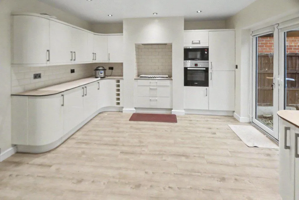 Stanningley Road, Leeds, LS12, photo 2