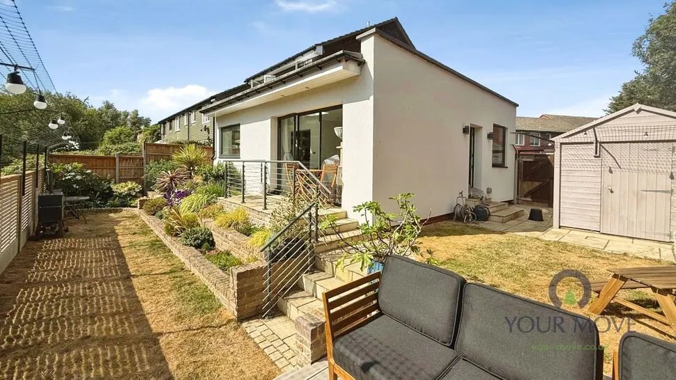 3 bed flat for sale — Celandine Drive, London, SE28