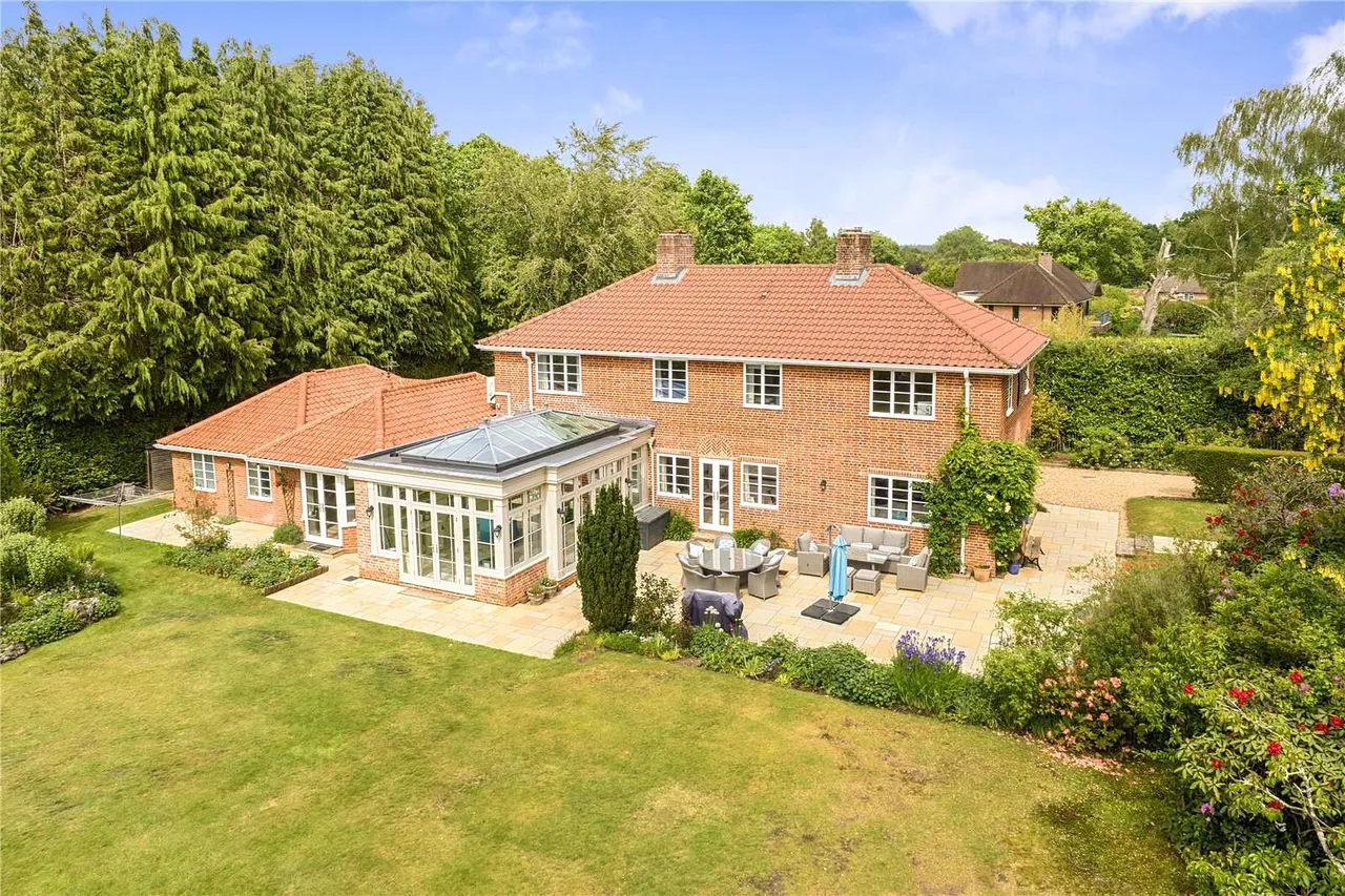 6 bed house to rent — Armstrong Road, Brockenhurst, Hampshire, SO42 7TA