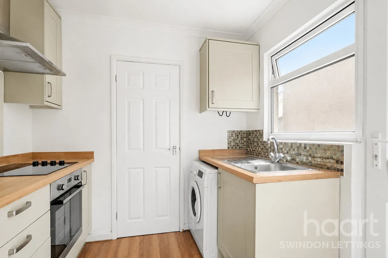 2 bed house to rent, Ferndale Road, SN2