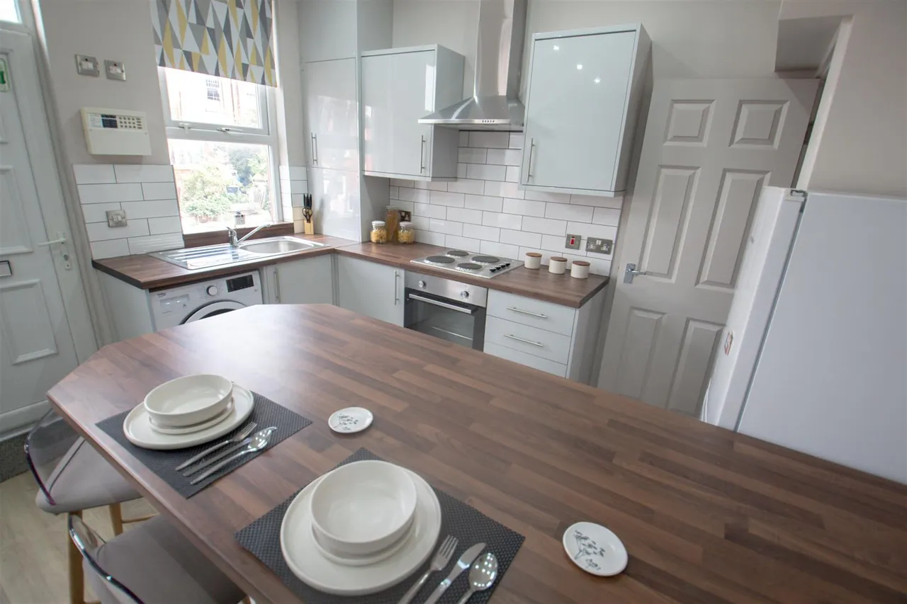 5 bed house to rent, Royal Park Mount, Hyde Park, LS6