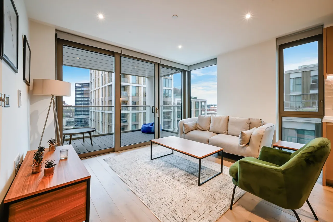 2 bed flat for sale, Radley House, London, SW11