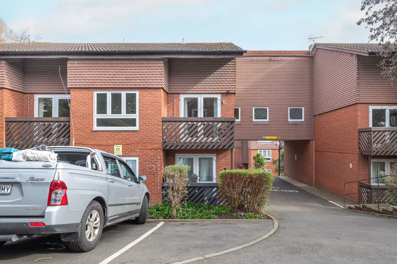 45 Cedar Close, London, photo 12
