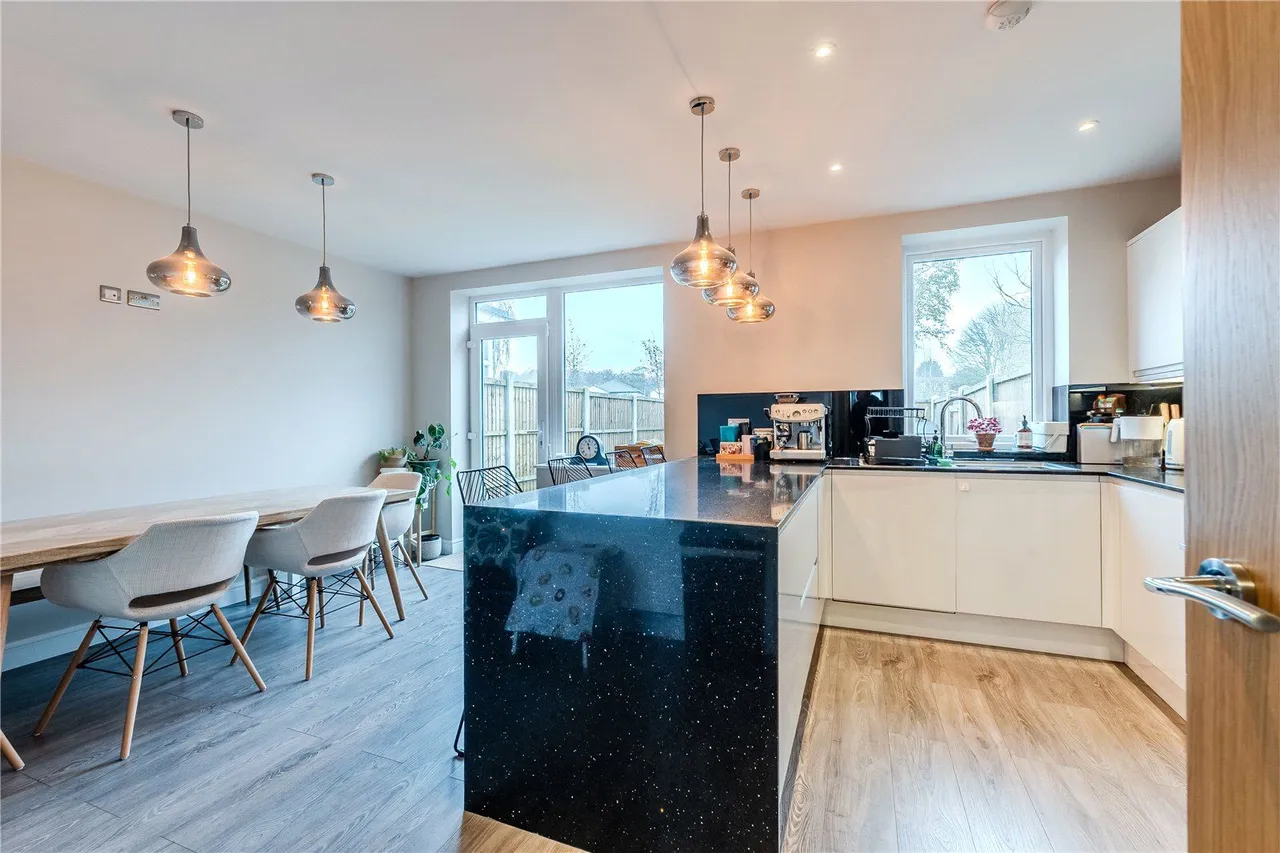 High Moor Court, Leeds, LS17, photo 3
