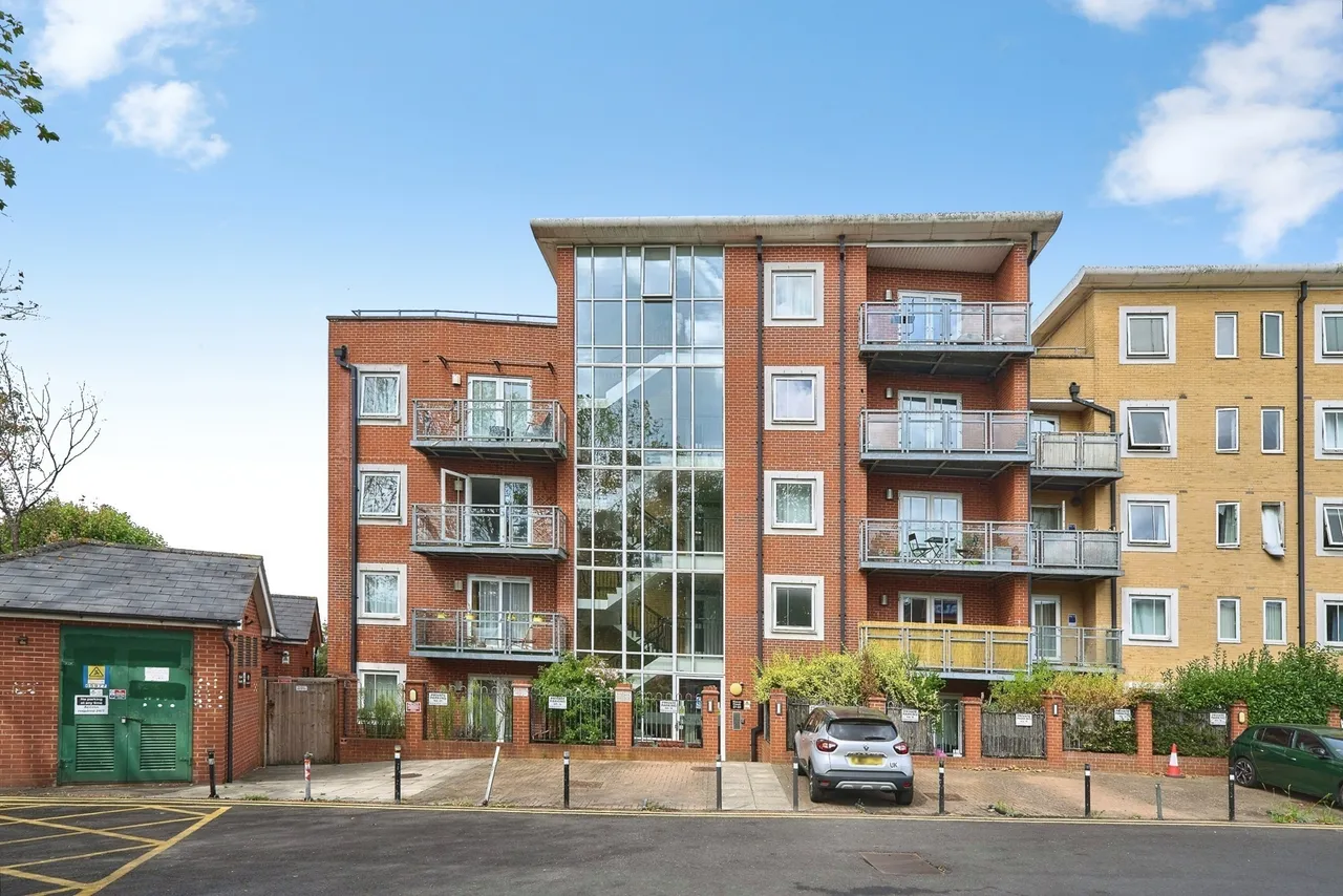 1 bed flat for sale — Kirkdale Road, London, E11
