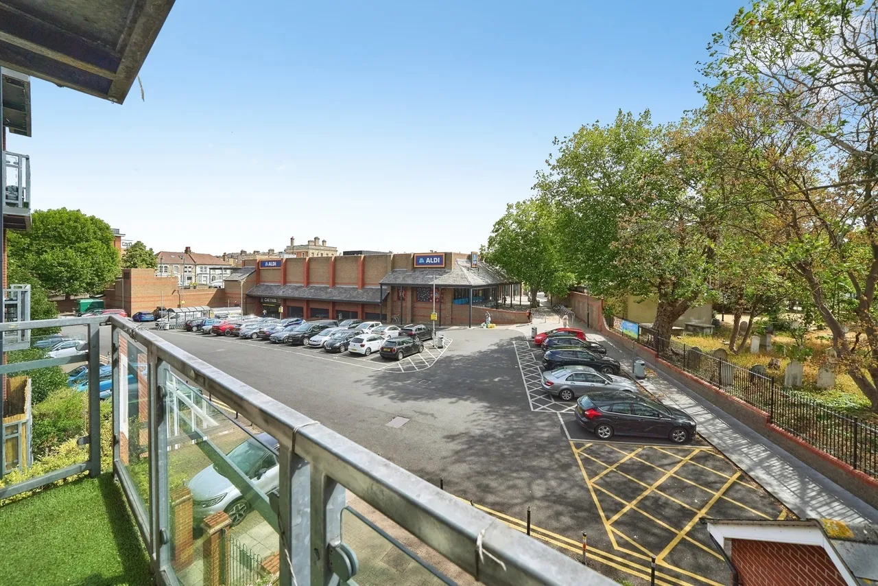 Kirkdale Road, London, E11, photo 15