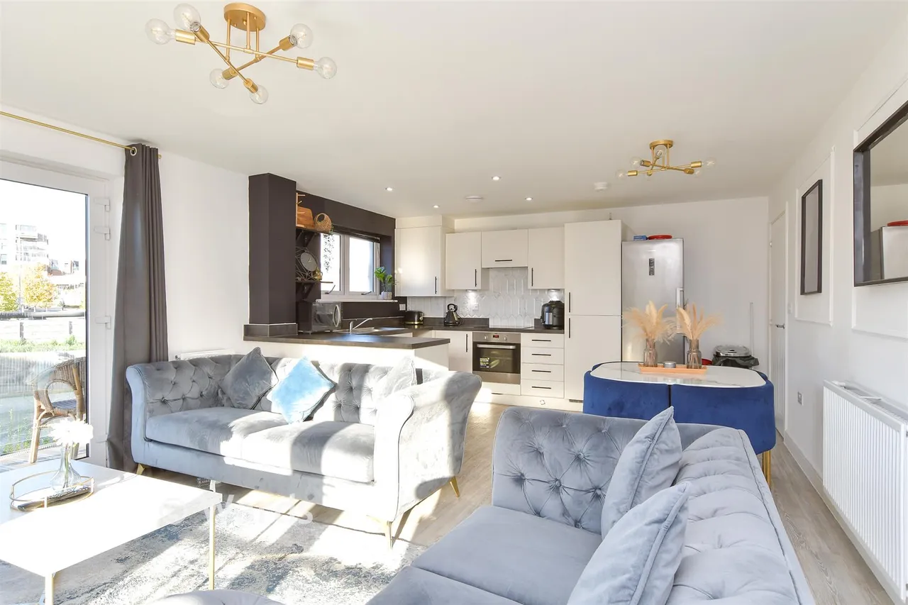 Eyres Drive, Castle Hill, DA10, photo 2
