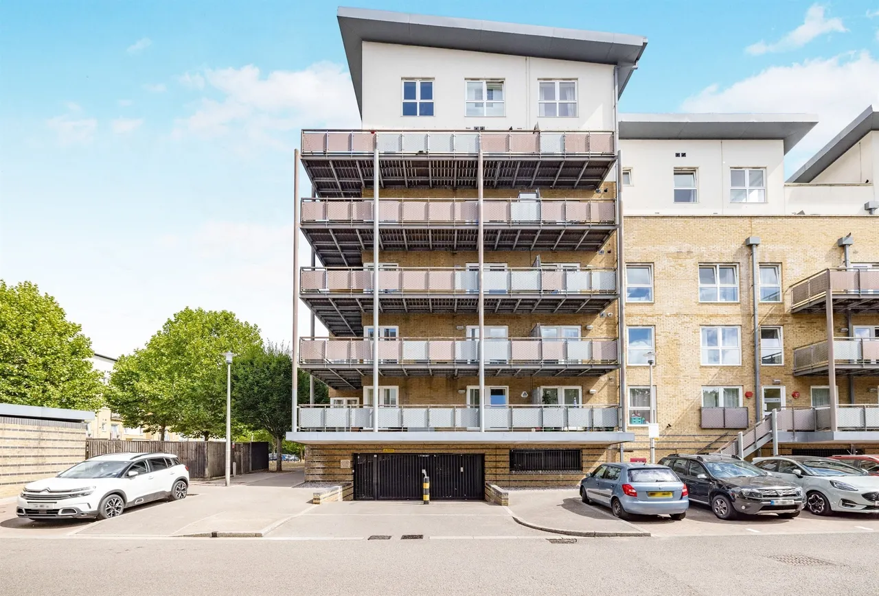2 bed flat for sale — Metropolitan Station Approach, Watford