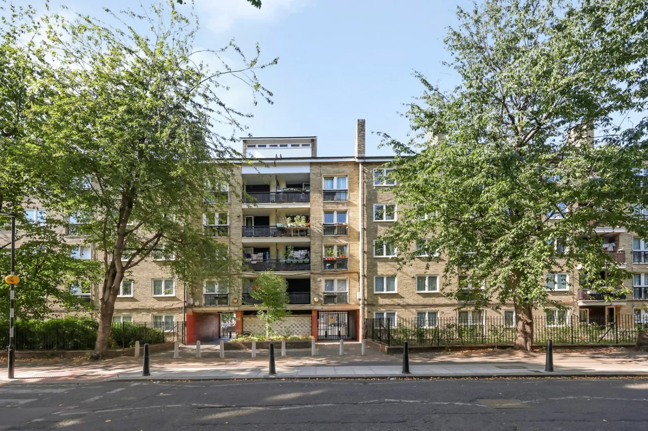 3 bed flat for sale, Gosset Street, London, E2
