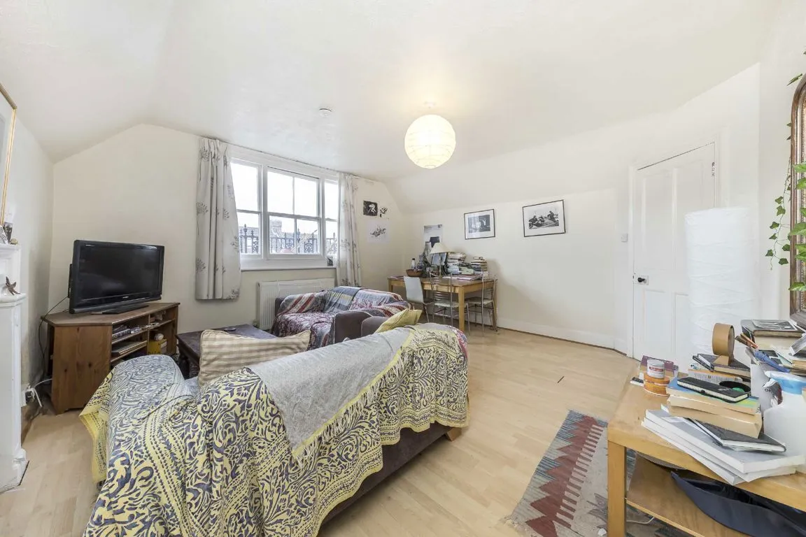 Kirkstall Road, SW2, photo 2
