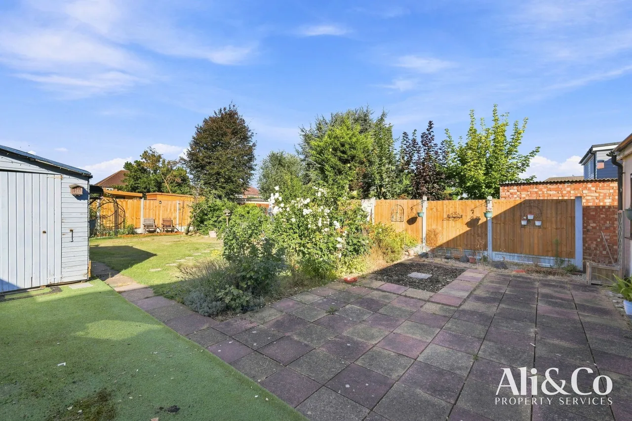 Blackshots Lane, Grays, Essex, RM16 2LL, photo 3