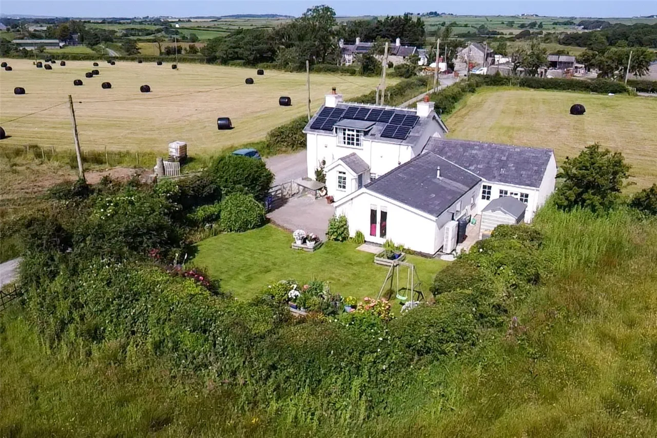 Llandrygan, LL71, photo 2