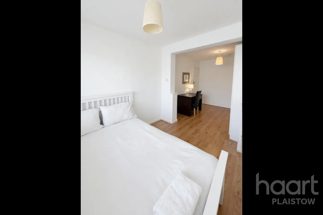 Dundee Road, London, E13, photo 17