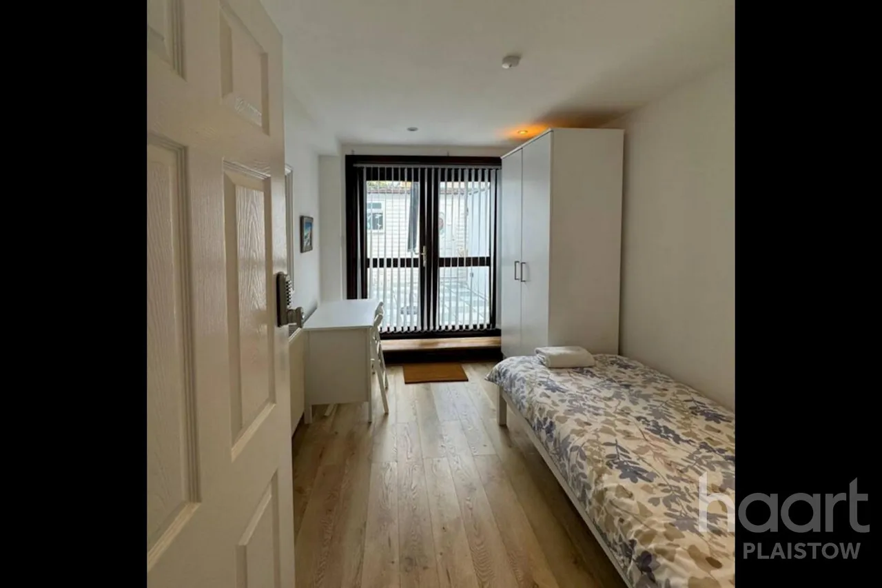 Dundee Road, London, E13, photo 18