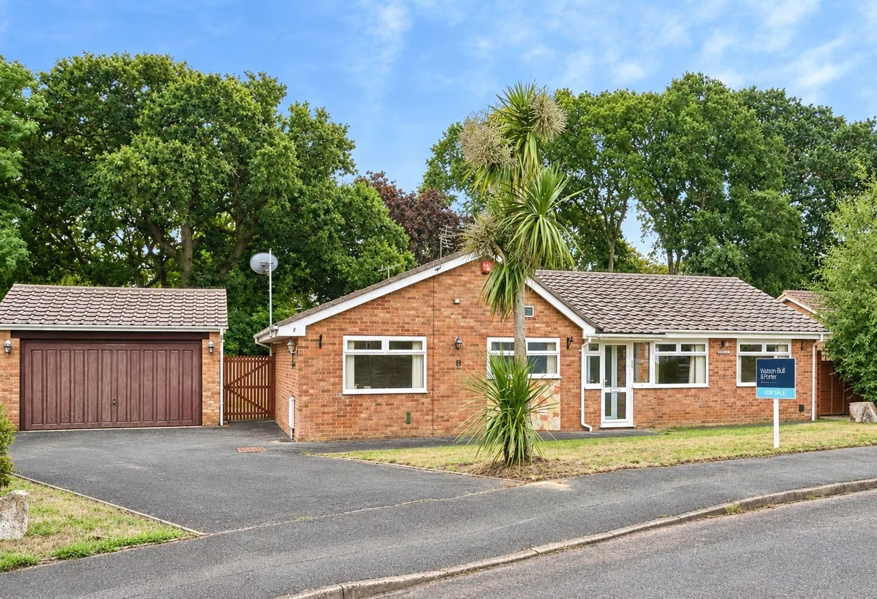 3 bed house for sale, Hollowood Road, Alverstone Garden Village, PO36