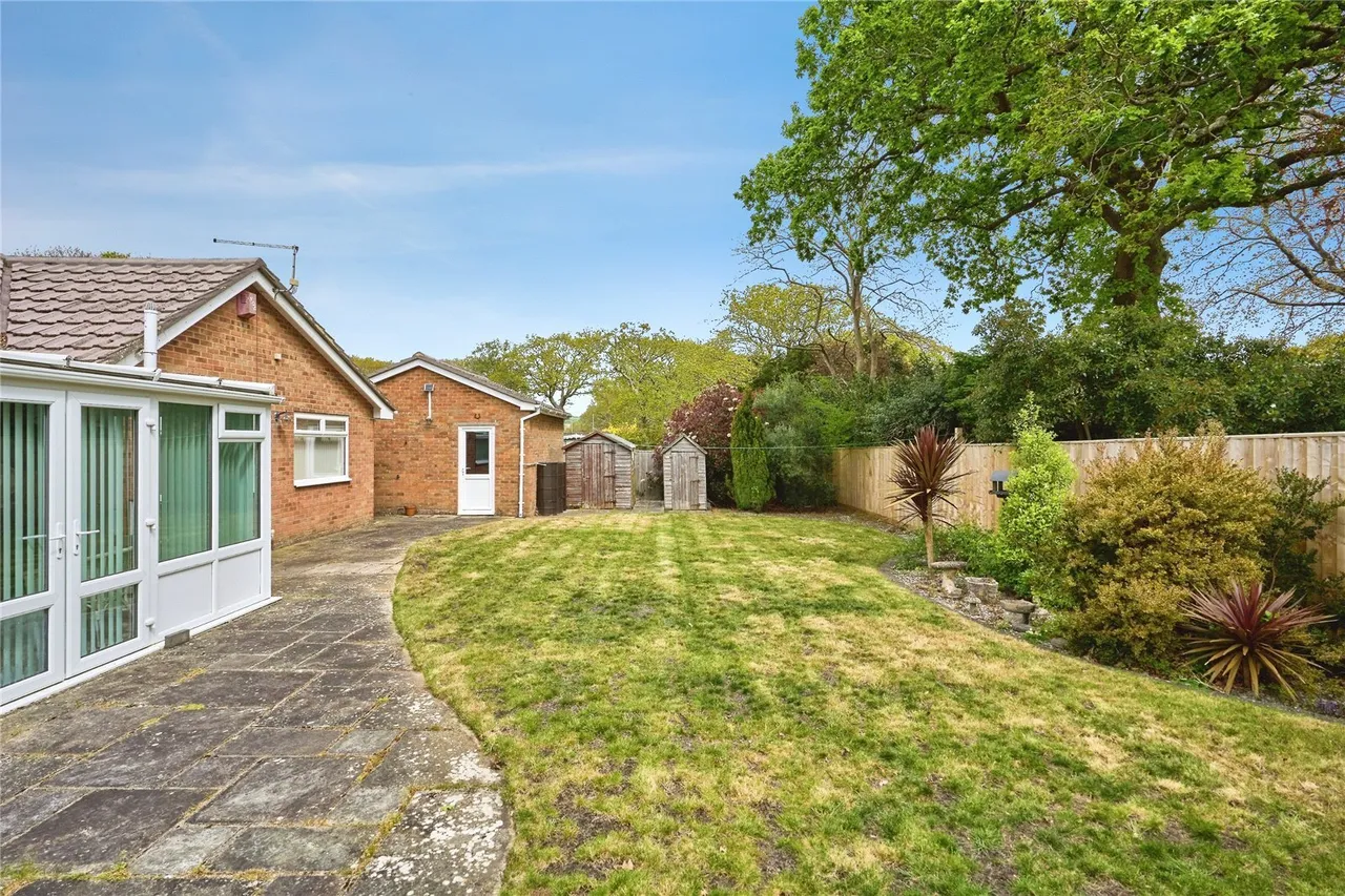 Hollowood Road, Alverstone Garden Village, PO36, photo 6