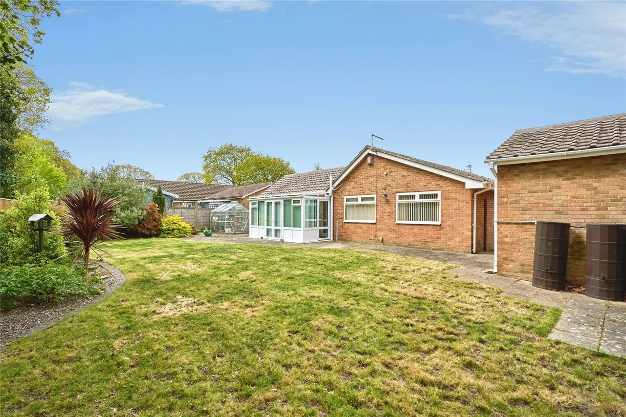 Hollowood Road, Alverstone Garden Village, PO36, photo 2